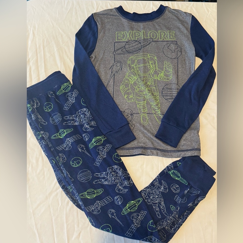 🟢2/$15 Cuddl Dud’s Space Snug Fit Pajamas, size 8.
